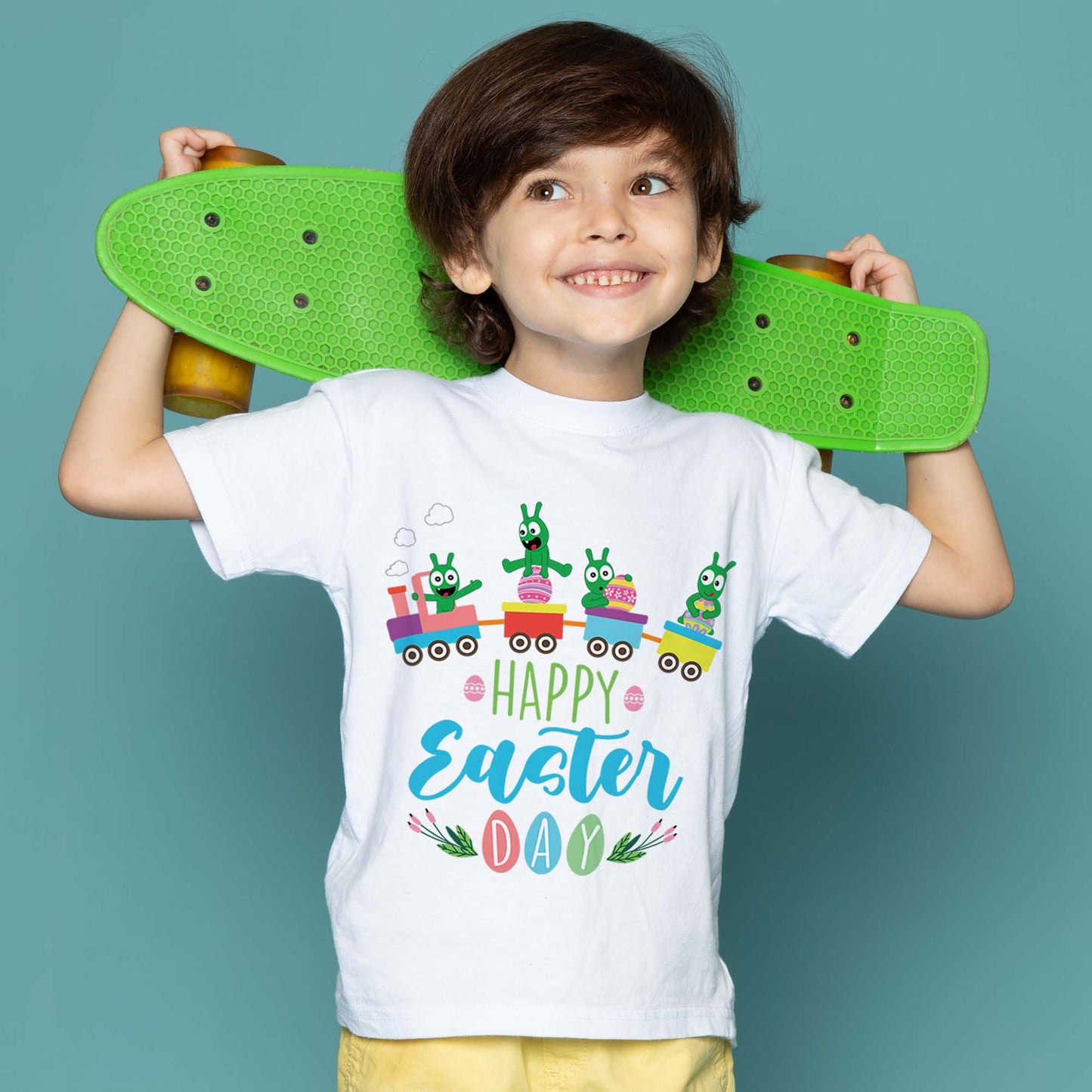 Pois pois Joyeuses Pâques sur le T-shirt coloré de la jeunesse du train de Pâques